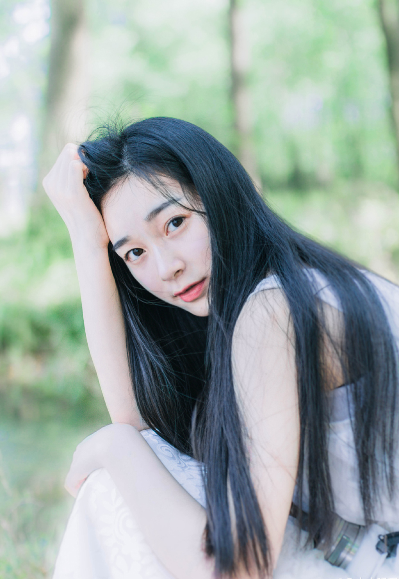 一群世家纷纷让开，面对这些一言不合，直接动手杀人的骠骑卫，他们已经失去了抗争的勇气，而且那数十个家丁怎么说也是有些武艺的，甚至不少都在军中当过差，面对十名骠骑卫，却连反抗的机会都没有便被尽数射杀，想到之前在蜀中传开的骠骑卫如何厉害，此刻众人终于有了一个直观的概念，哪还敢再拦，眼睁睁的看着十名骠骑卫护送着一脸胆颤心惊的刘璋一家扬长而去。